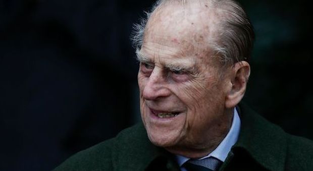 Il principe Filippo è uscito dall'ospedale: «Completerà la convalescenza nella dimora reale»