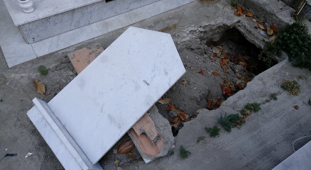 Napoli, orrore nel cimitero di Ponticelli: fosse scoperte e degrado