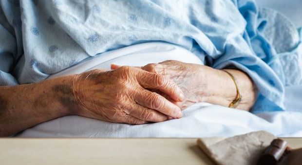 Addio alla 92enne abbandonata in ospedale per dieci mesi: per aiutarla la Asl chiamò i carabinieri