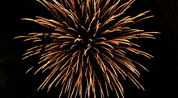 Compleanno con fuochi d'artificio, 19 persone sanzionate a Castellammare