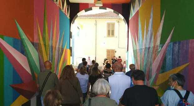 Boom Aielli, tutti pazzi per i murales: il paese invaso dai turisti
