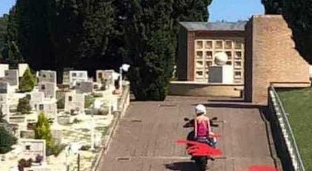 Fano, con la Vespa dentro il cimitero: «Ora basta, da settembre il custode»