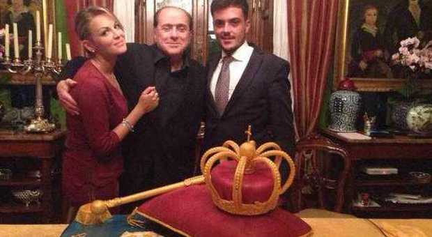 Berlusconi, torta di compleanno coronata: "Presidente, sei il re dei nostri sogni"