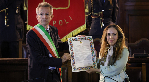 Stella Moris con il sindaco Gaetano Manfredi