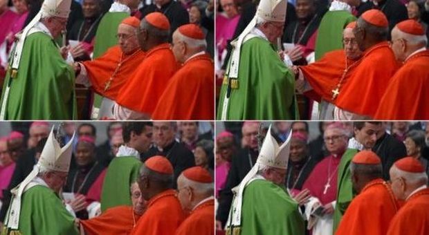 Il Cardinale cade in chiesa e si rompe un femore, il Papa cerca invano di sorreggerlo
