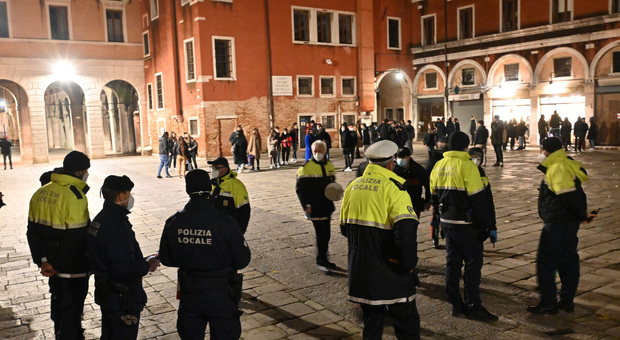 Un intervento della polizia locale veneziana per assembramenti segnalati a Rialto