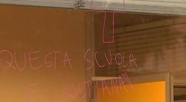 Presepe vietato, scritta sulla finestra del preside: questa scuola è cristiana