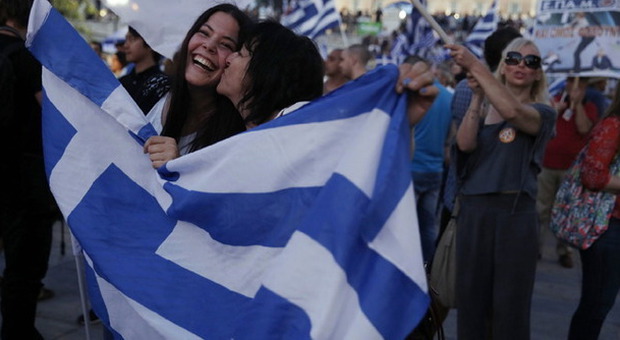 Syriza esulta in piazza
