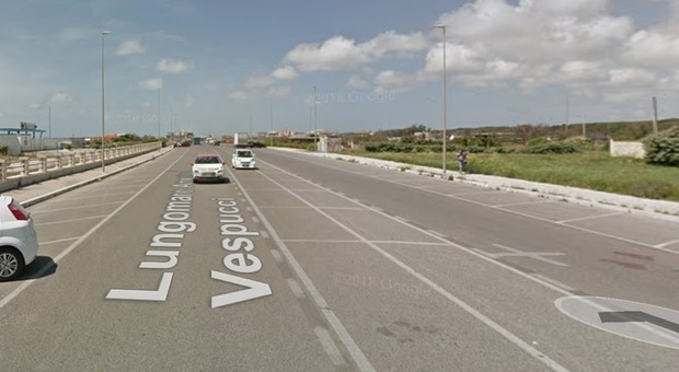 Roma, auto investe due ciclisti sul lungomare di Ostia: feriti