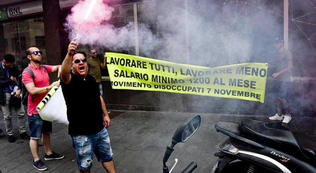 Striscione e fumogeni, la protesta dei disoccupati davanti alla sede Inps di Napoli
