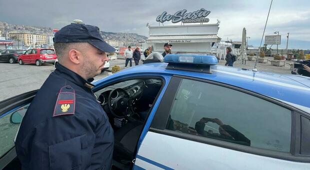 La polizia sul luogo dell'omicidio a Mergellina