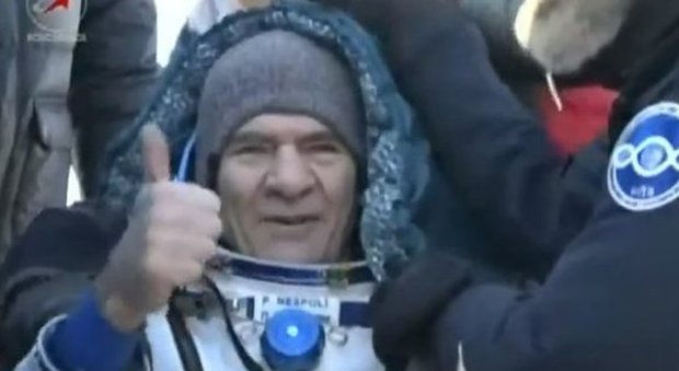 Nespoli torna a casa dopo 139 giorni nello spazio: atterrata la navetta Soyuz. "Ce l'abbiamo fatta"