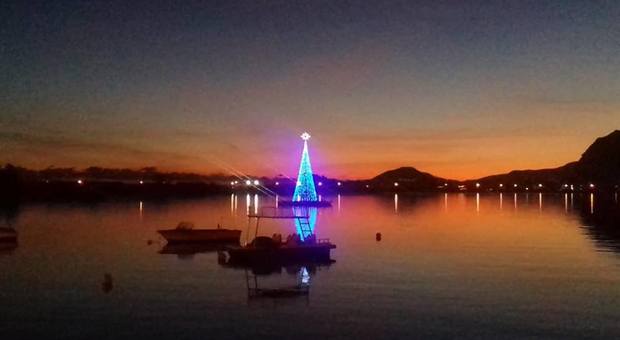 Bacoli, ritorna l’albero di Natale galleggiante sull lago di Miseno