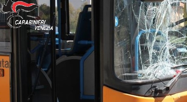 Spaccano un autobus per noia, denunciati 8 ragazzi: «Era solo un gioco»