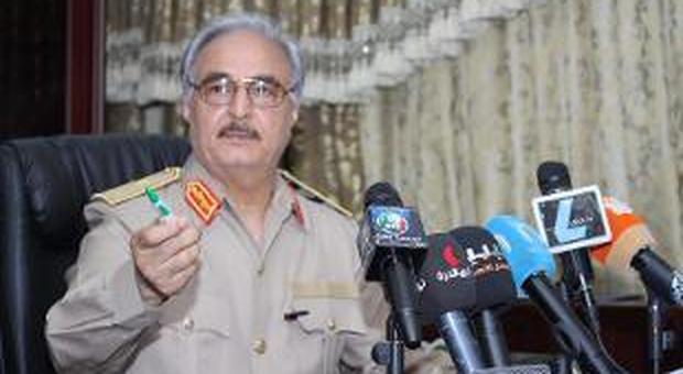 Libia, il generale Kalifa Haftar: «Bombardare le navi italiane» Il Governo: «Minacce infondate»