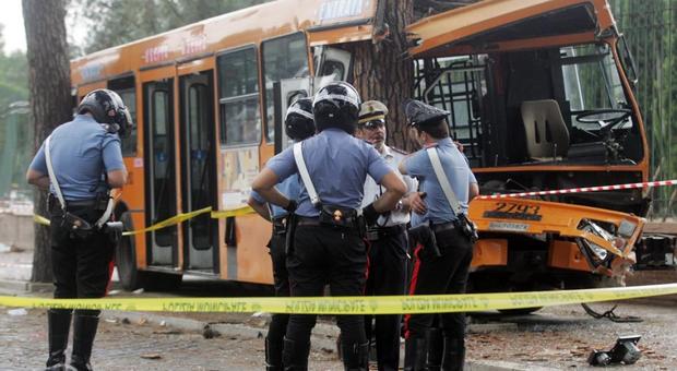 Bus di linea contro auto, 8 feriti a Firenze
