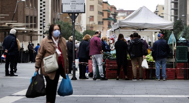 Napoli: folla in strada, lockdown a metà. E nei supermercati scaffali già vuoti