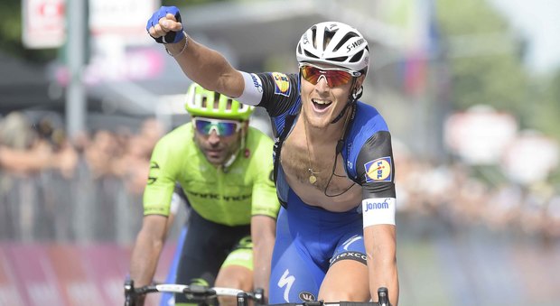 Giro d'Italia, super Matteo Trentin vince allo sprint: battuti Moser e Brambilla. Kruijswijk saldo in maglia rosa