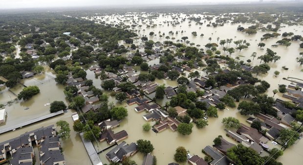 Uragano Harvey, almeno 12 morti in Texas: si rompono argini a sud di Houston, popolazione in fuga
