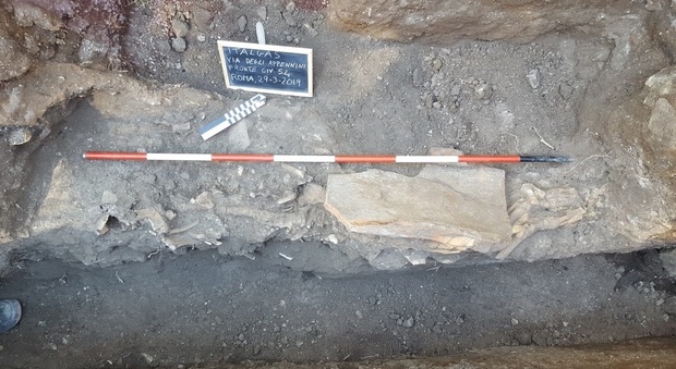 Da uno scavo dell'Italgas riaffiorano tombe di 1900 anni fa con ceramiche e monete
