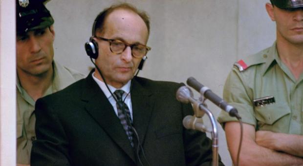 Adolf Eichmann durante il processo in Israele