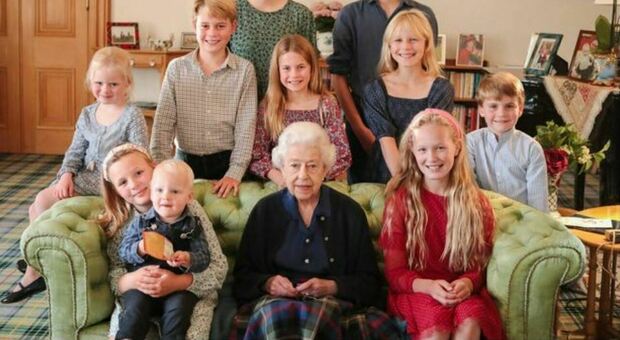 La Regina Elisabetta circondata da nipoti e pronipoti poco prima della morte: lo scatto condiviso da Kate Middleton