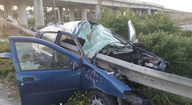 Auto trafitta dal guardrail, muore 27enne: conducente in fuga