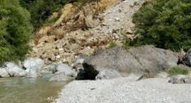 Quarantamila metri cubi di sassi e terra franano nel Piave: si crea un lago