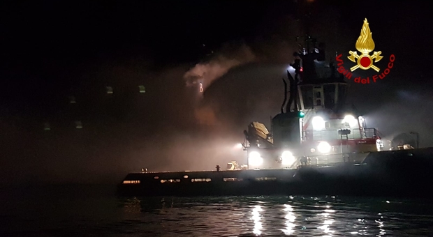 Mercantile carico di legna prende fuoco in porto: evacuato l'equipaggio