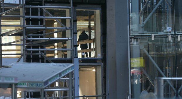 Milano, due operai precipitano nel vano dell'ascensore: un morto e un ferito grave. «Il cavo si è spezzato»