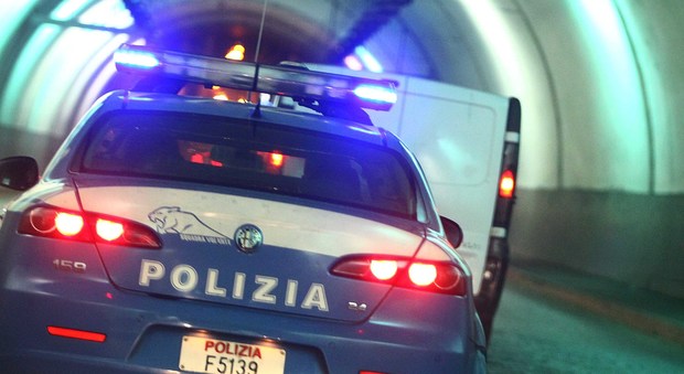 Roma, difende una donna picchiata dal convivente in strada: investito con l'auto dall'aggressore