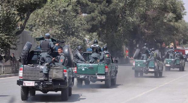 Kabul, kamikaze si fa esplodere in una banca: 5 morti