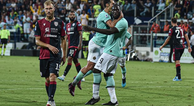 Lukaku dal dischetto piega il Cagliari 1-2, Inter a punteggio pieno