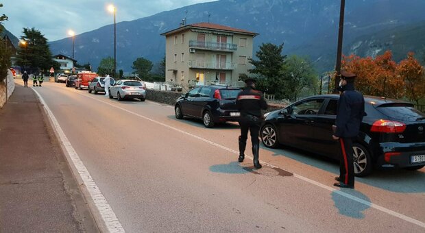 Si scaglia contro i carabinieri con un'accetta dopo l'inseguimento, ucciso a colpi di pistola