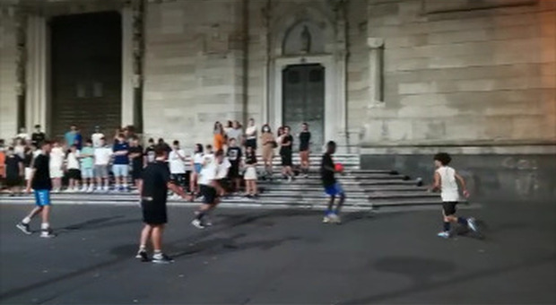 Il Duomo di Napoli come uno stadio a cielo aperto: «Torneo di 12 squadre, situazione fuori controllo»