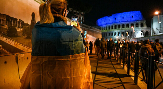 immagine Roma, fiaccolata dal Campidoglio al Colosseo contro la guerra in Ucraina (Luca Bonaccorso/Ag. Toiati)