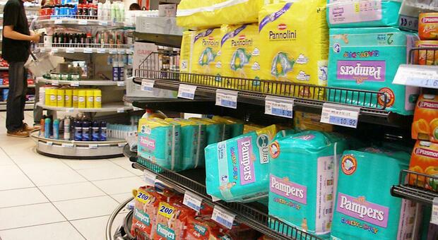 Confezioni di pannolini in uno scaffale di un supermercato a Roma