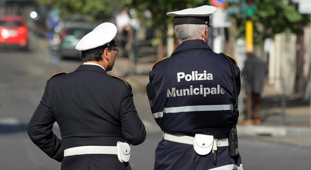 Roma, funzionario dei vigili arrestato mentre intasca la mazzetta da un ristoratore
