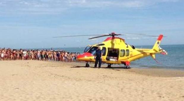 Venezia, malori in spiaggia per il caldo torrido: turista trovato morto sul materassino in mare