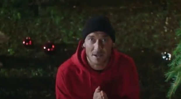 Francesco Totti incontra Spelacchio, l'albero di Natale di Roma: «Come fai a resistere con quelle palline...» Video