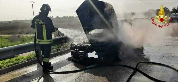 Brindisi: l'auto prende fuoco ma il conducente non si trova. Ha abbandonato tutti per andare in aeroporto