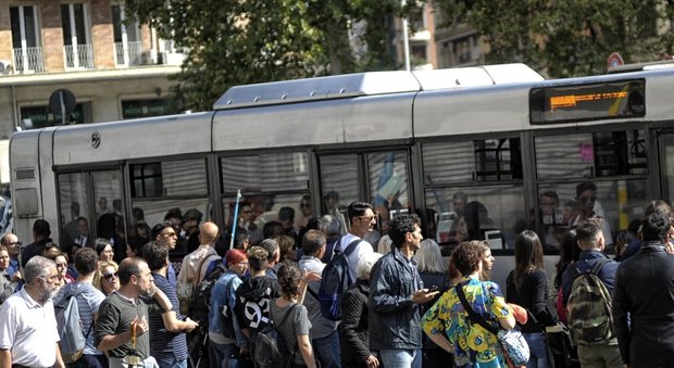 Caos sulla metro B: guasto a treno Stop alla tratta Bologna-Rebibbia Caos per i bus navetta