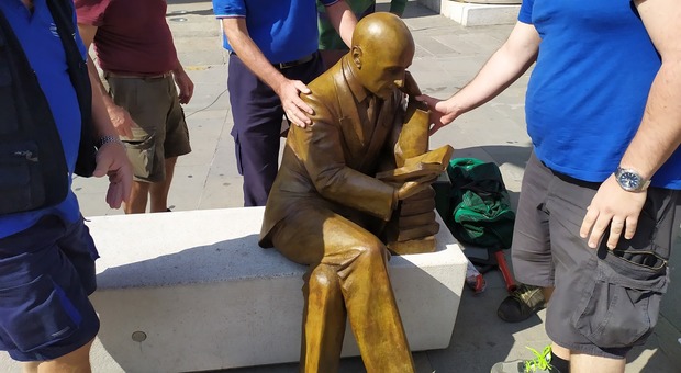 Dopo le polemiche pronta in piazza la statua di Gabriele D'Annunzio