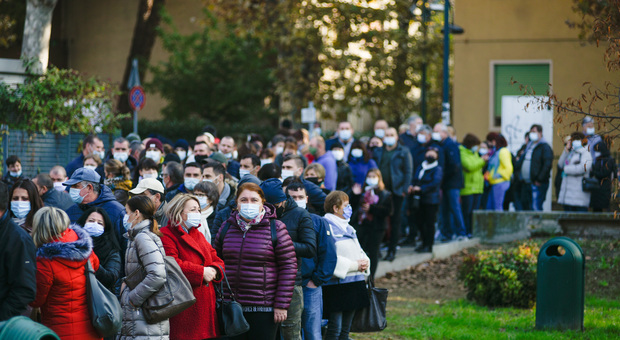 Centinaia di moldavi in coda per votare, scatta l'allarme assembramenti