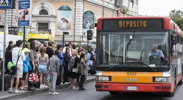 Roma Termini, semina il panico sul bus brandendo un coltello e un martello, poi entra in stazione: arrestato