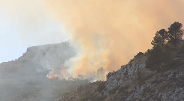 Capri, vasto rogo sul monte Solaro: in volo gli elicotteri antincendio