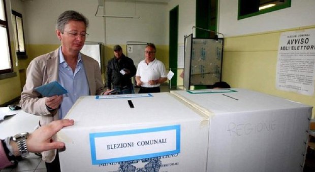 Felice Casson, candidato del centrosinistra a sindaco di Venezia, mentre vota alle Comunali