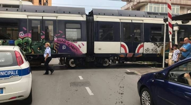 Treno passa a sbarre alzate per guasto: paura nel Salernitano