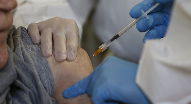I vaccini per gli over 80 slittano di una settimana: «Colpa dei ritardi nelle forniture Pfizer»