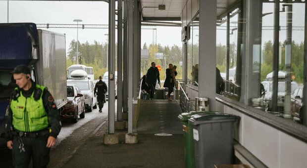 La Finlandia chiude i confini ai turisti russi: la decisione del governo «a partire da stanotte»
